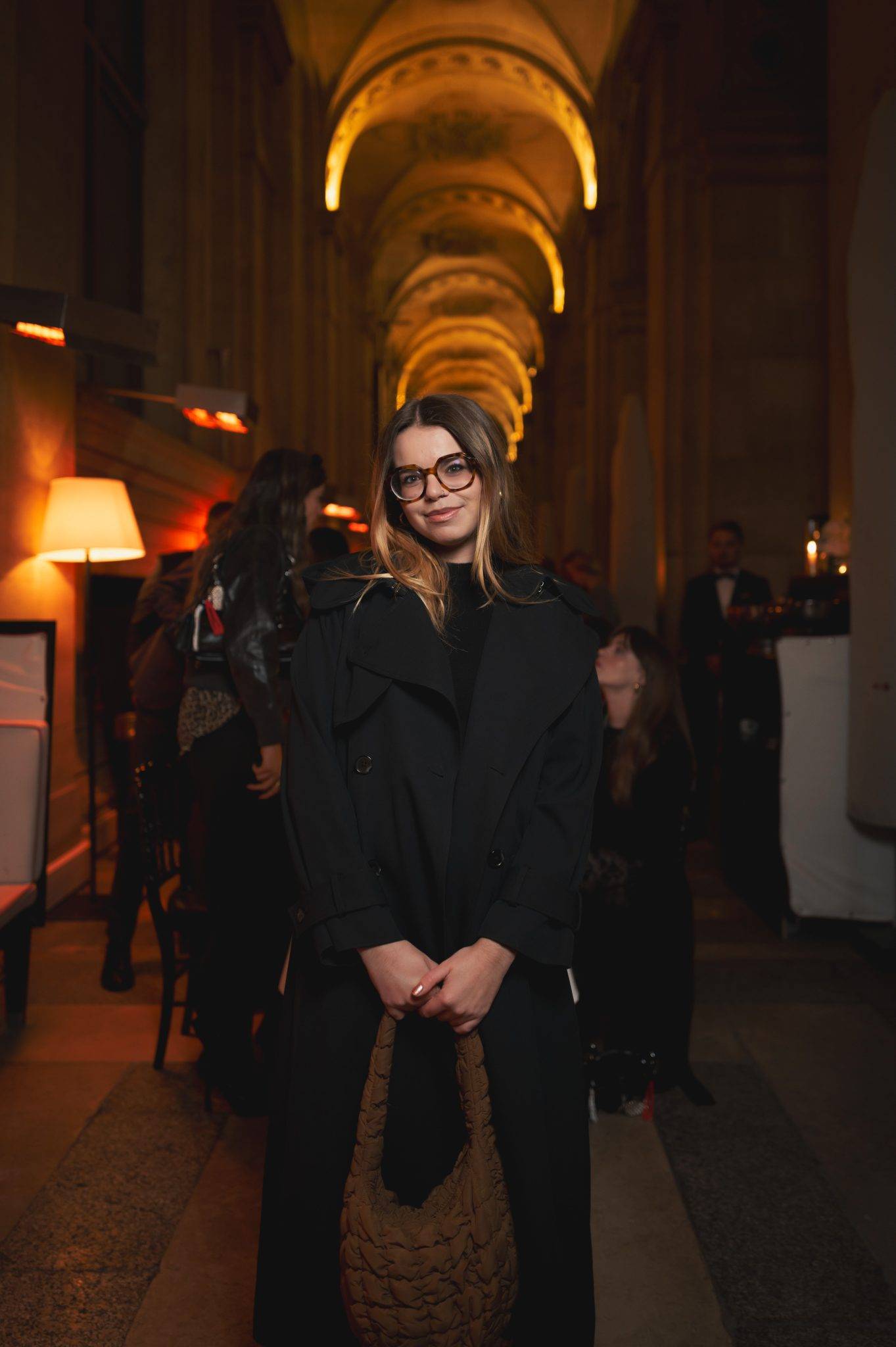  - Le tout nouveau sac The Kooples en collaboration avec Amelia Gray mis en majesté au Café Marly