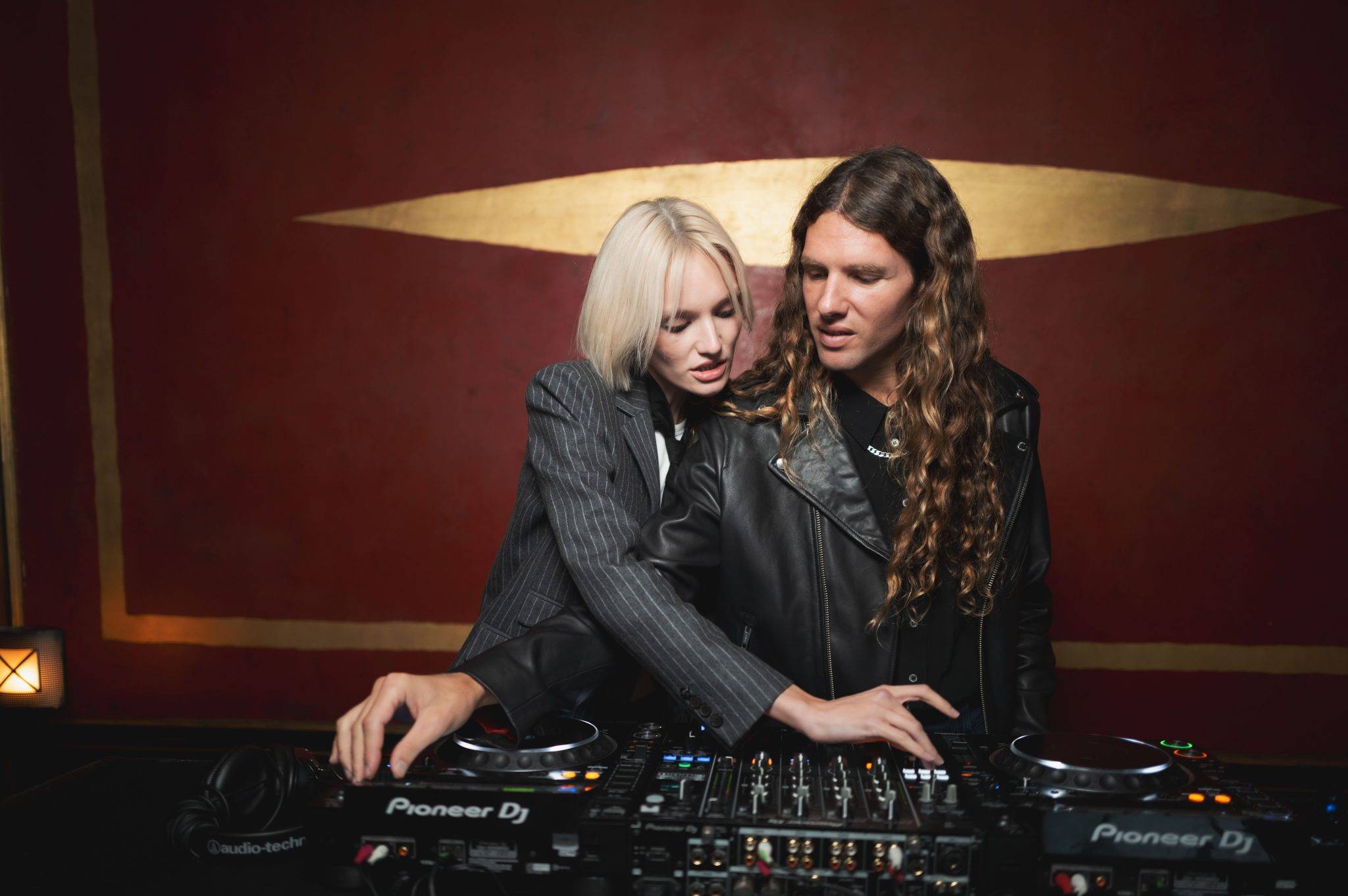  - Le tout nouveau sac The Kooples en collaboration avec Amelia Gray mis en majesté au Café Marly