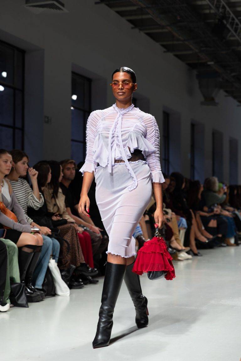 Ester Manas ou l’art de manier les courbes