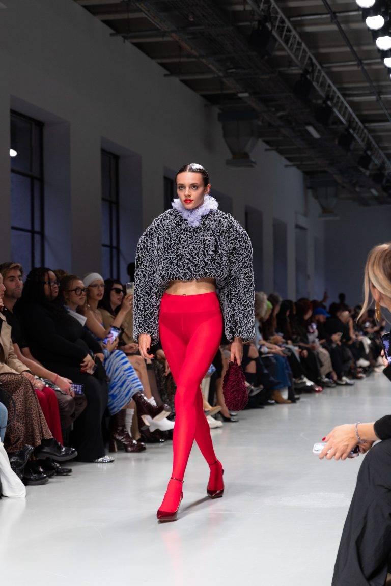 Ester Manas ou l’art de manier les courbes