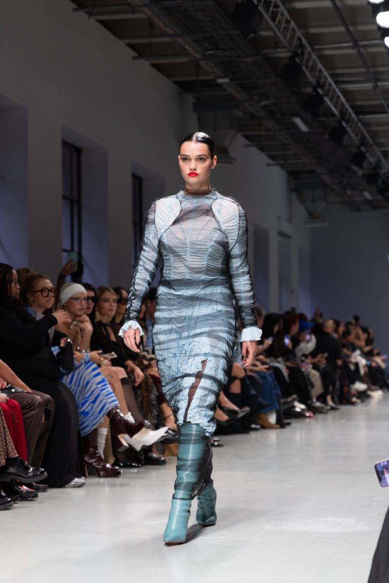 Ester Manas ou l’art de manier les courbes