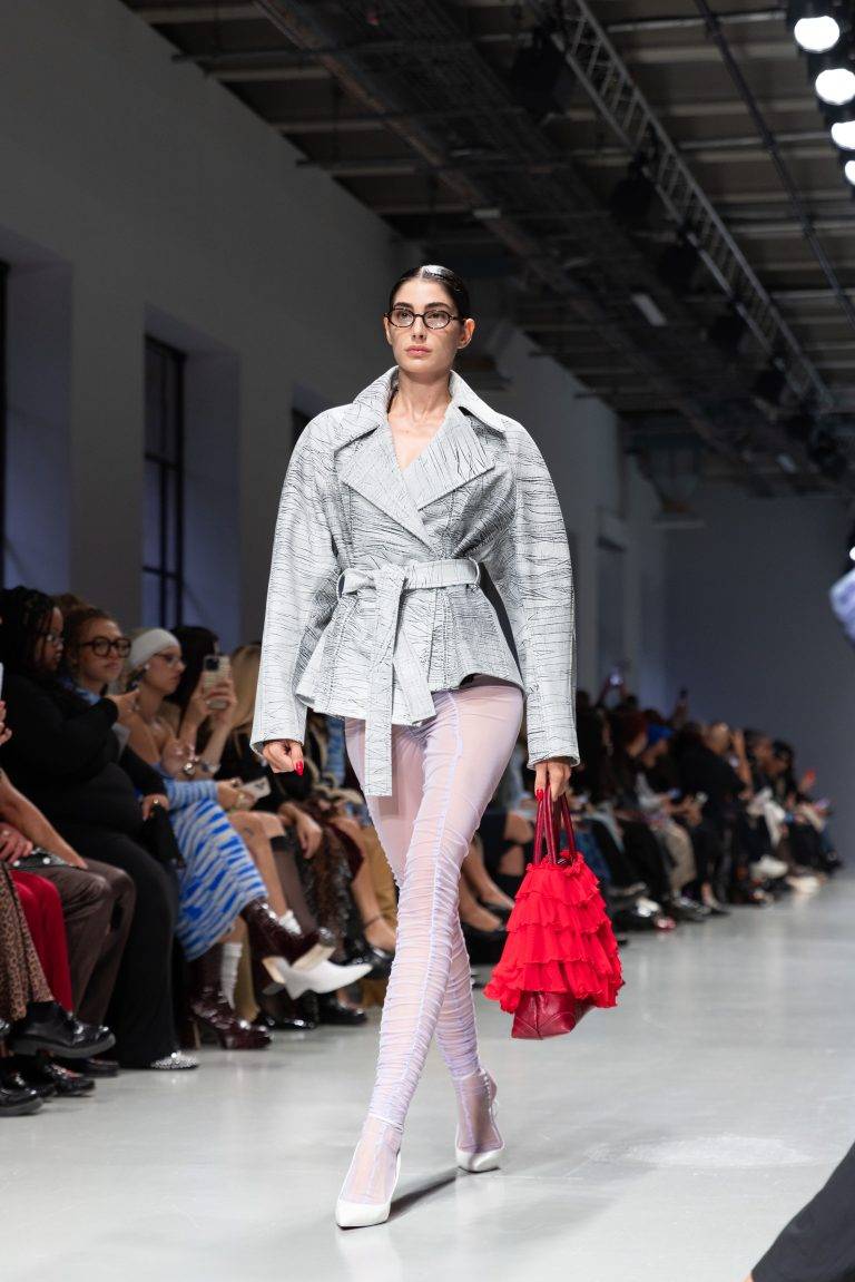 Ester Manas ou l’art de manier les courbes