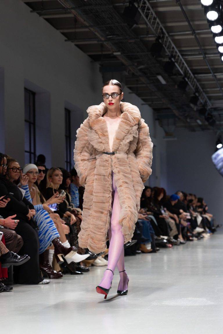 Ester Manas ou l’art de manier les courbes