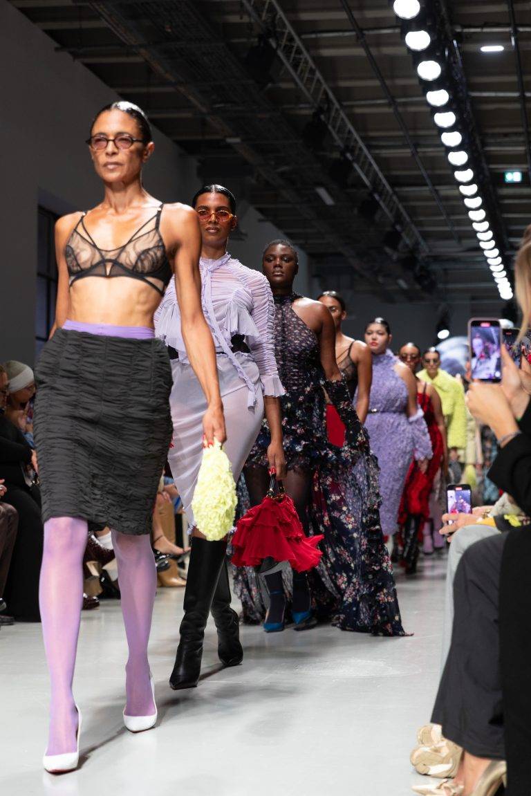 Ester Manas ou l’art de manier les courbes