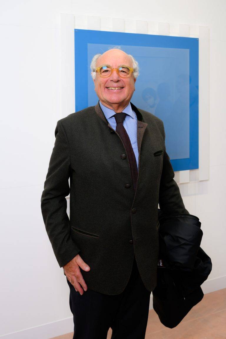  - La plus frénétique foire d’art contemporain, Art Basel Paris, attire les foules au Grand-Palais