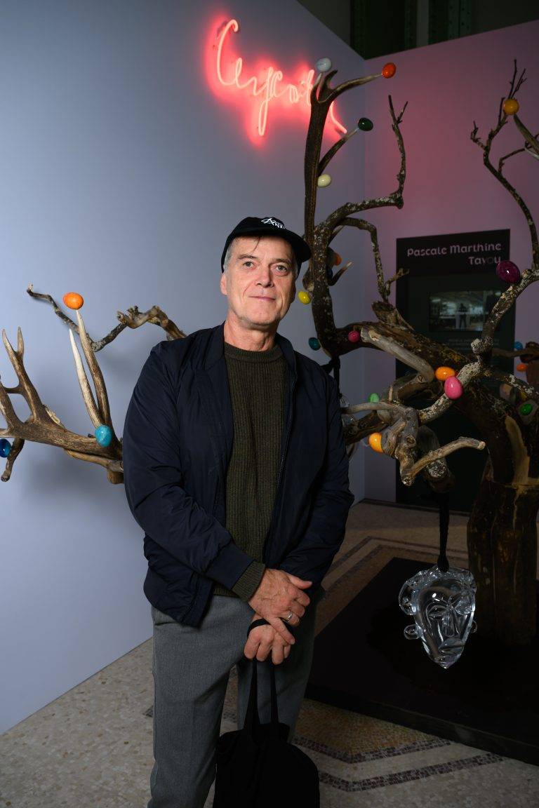  - La plus frénétique foire d’art contemporain, Art Basel Paris, attire les foules au Grand-Palais