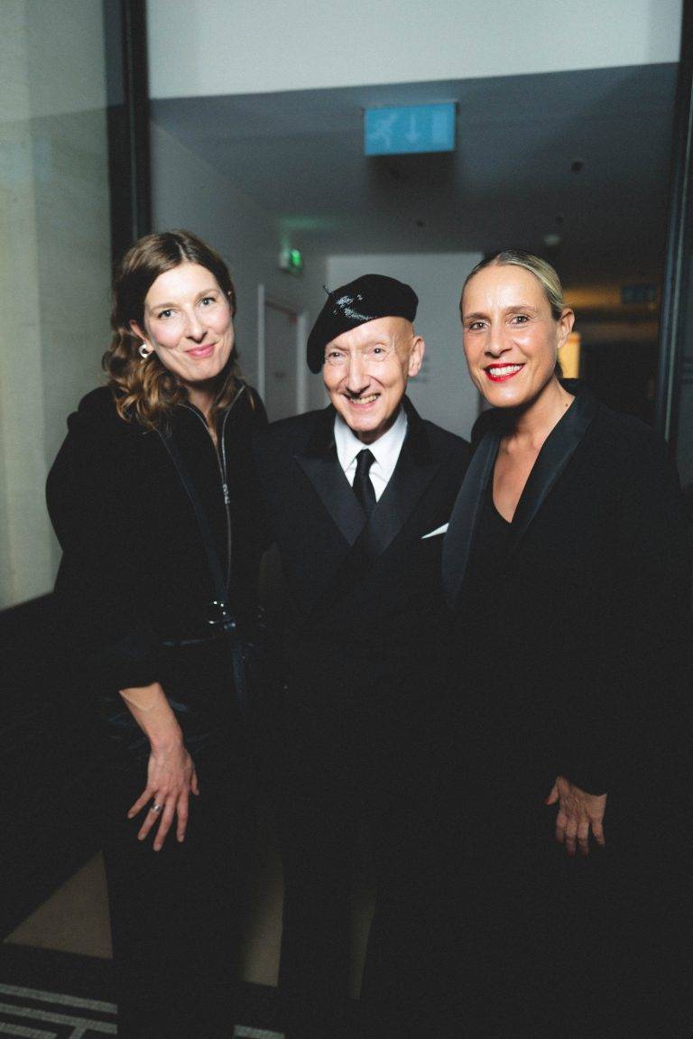  - Les créations de Stephen Jones s’élèvent au rang d’œuvres d’art au Palais Galliera