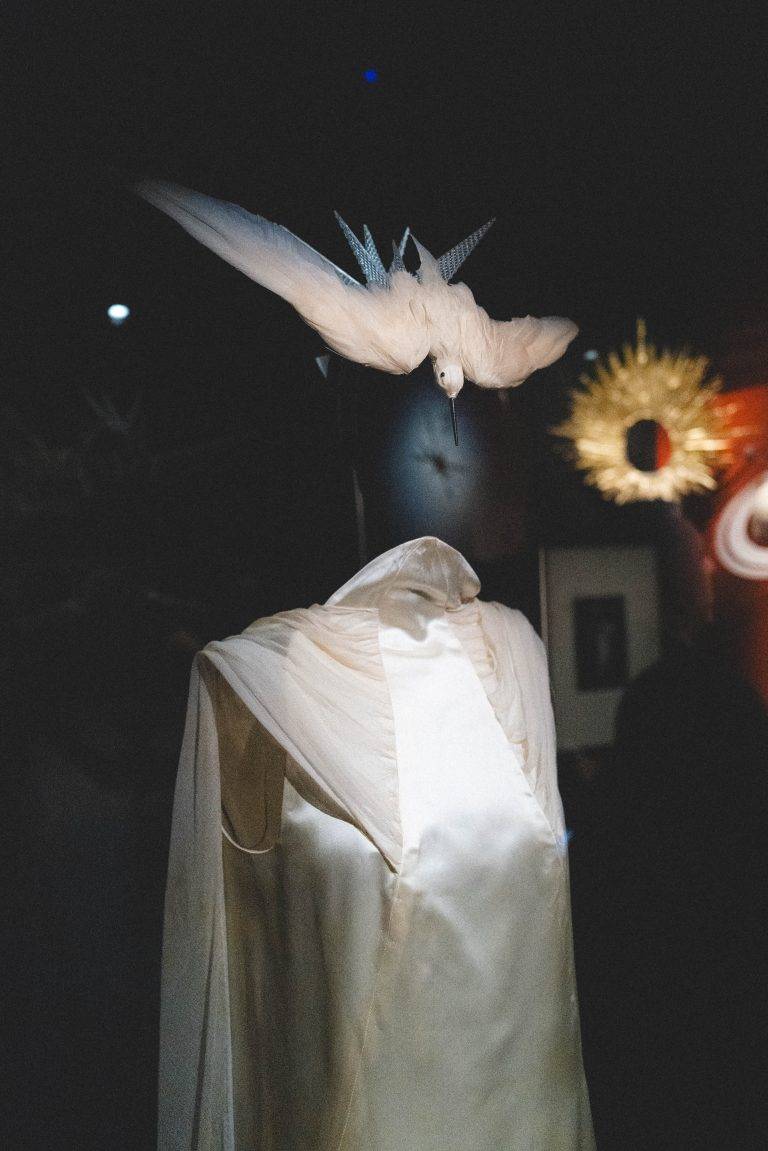 Les créations de Stephen Jones s’élèvent au rang d’œuvres d’art au Palais Galliera