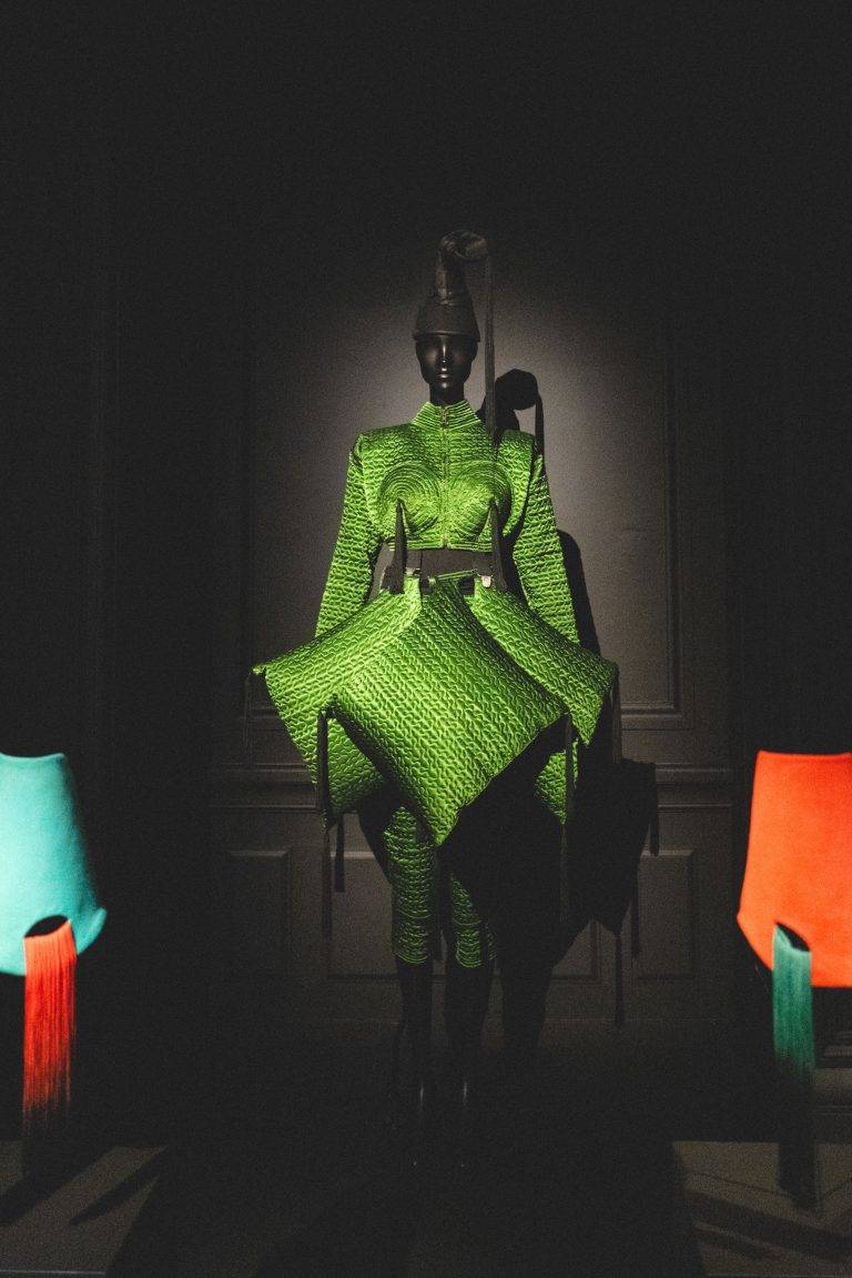 Les créations de Stephen Jones s’élèvent au rang d’œuvres d’art au Palais Galliera