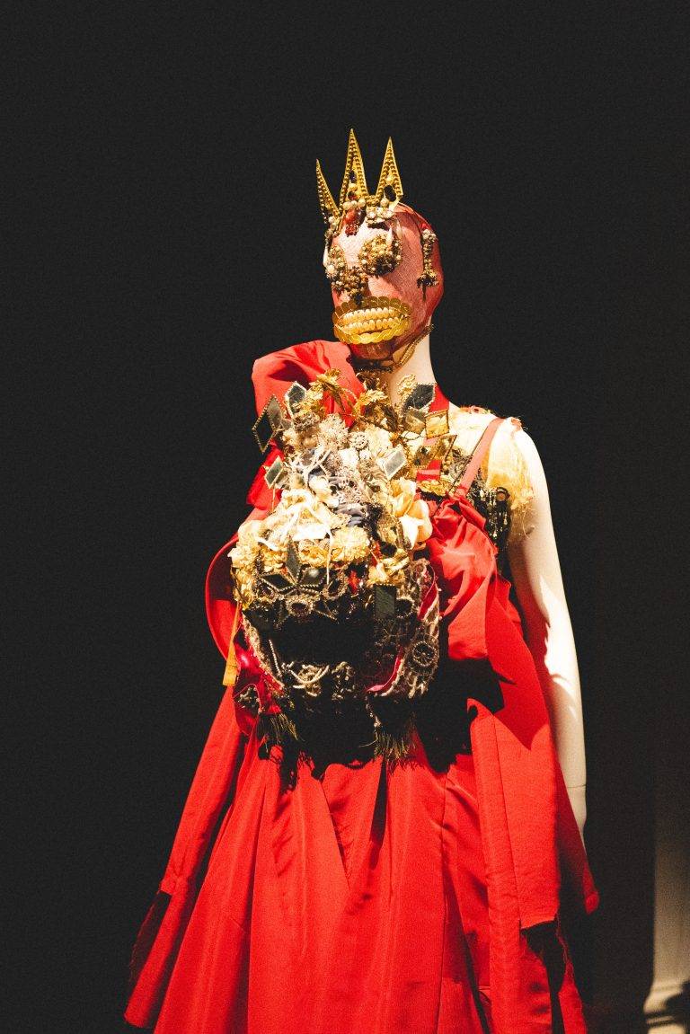 Les créations de Stephen Jones s’élèvent au rang d’œuvres d’art au Palais Galliera