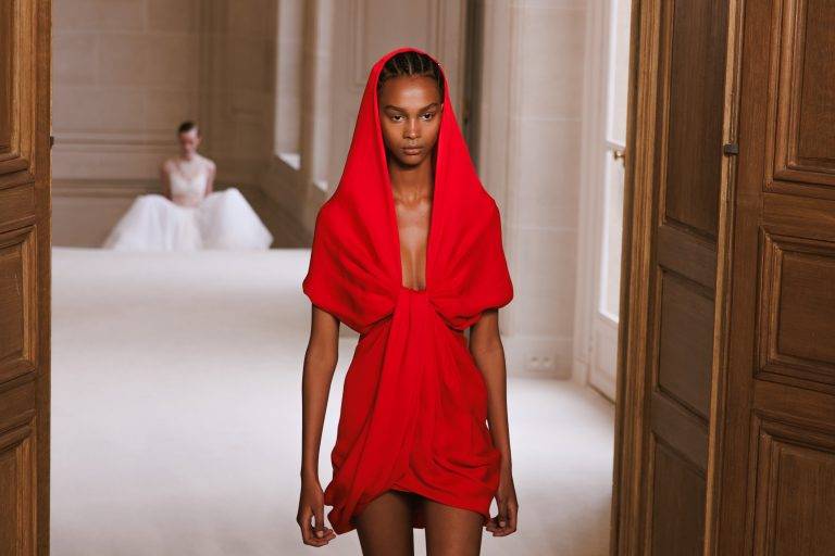 The Spring-Like Silhouettes of Giambattista Valli’s SS25 Fashion Show