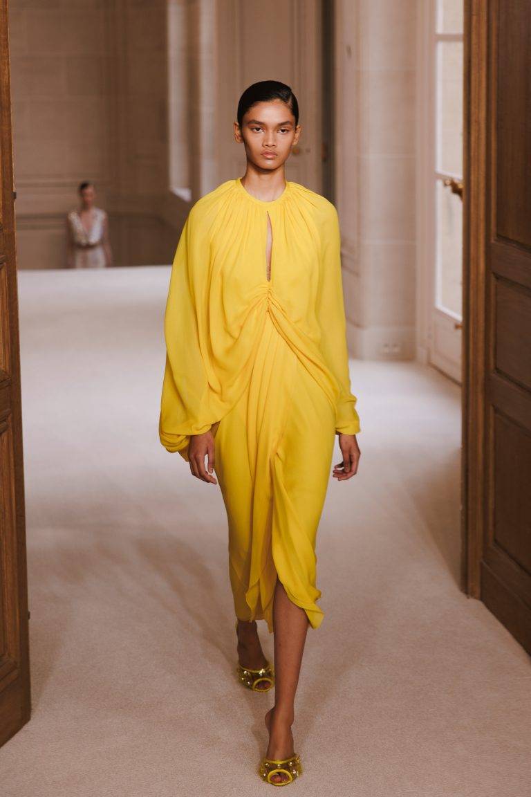 The Spring-Like Silhouettes of Giambattista Valli’s SS25 Fashion Show