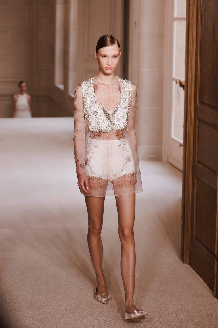 The Spring-Like Silhouettes of Giambattista Valli’s SS25 Fashion Show