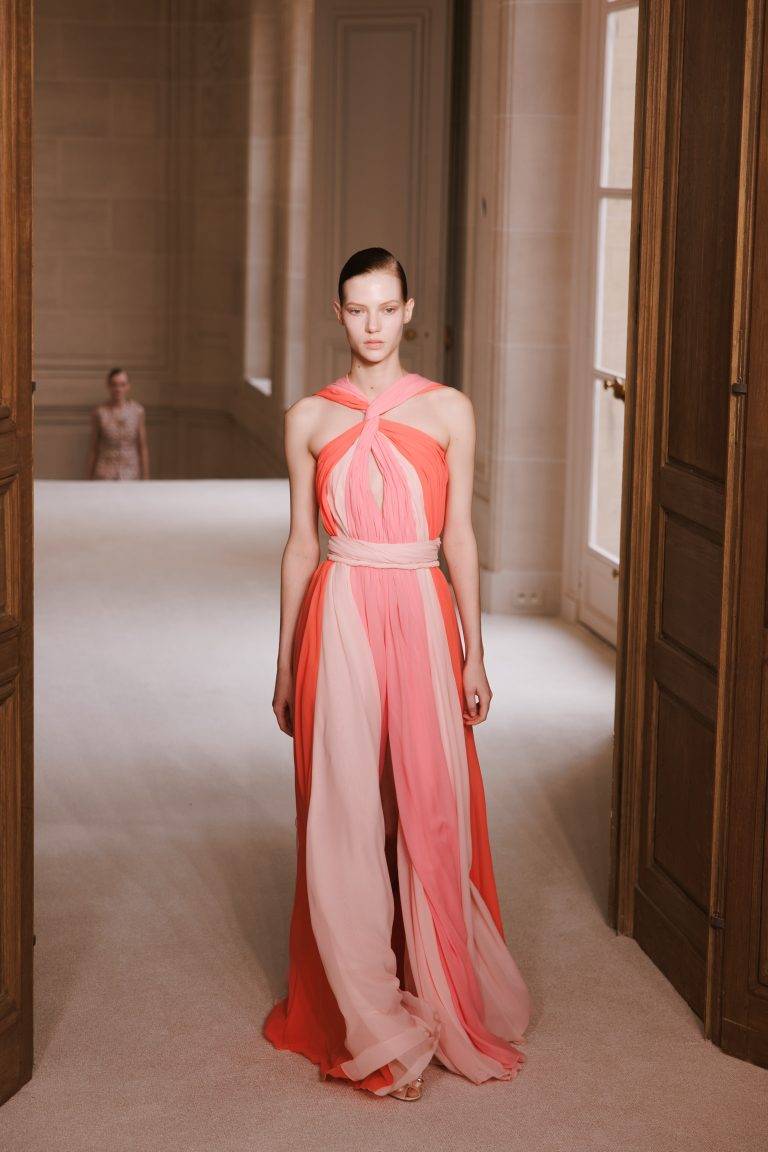 The Spring-Like Silhouettes of Giambattista Valli’s SS25 Fashion Show