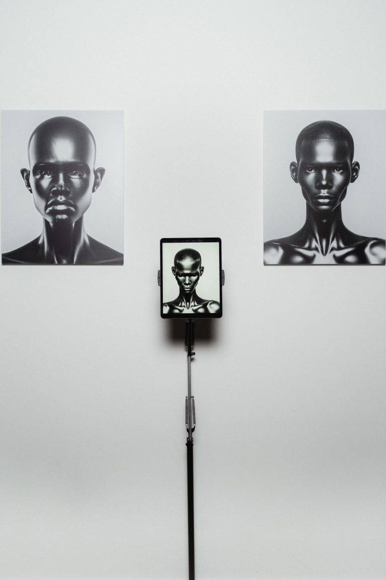 Chambre Noir explore le potentiel infini de l’IA avec « Mirages »