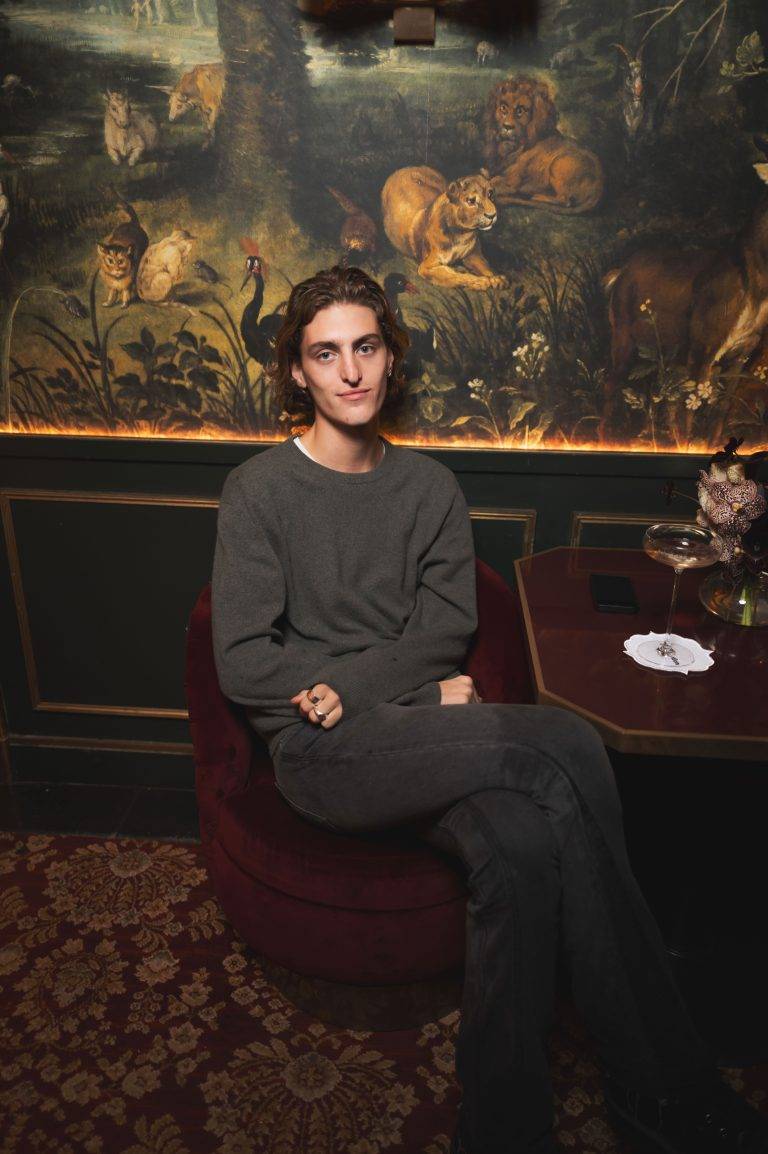  - Reformation et Clare Waight Keller célèbrent leur nouvelle collaboration à L’Hôtel Particulier de Montmartre