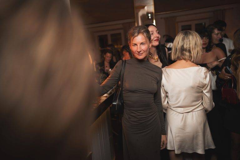  - Reformation et Clare Waight Keller célèbrent leur nouvelle collaboration à L’Hôtel Particulier de Montmartre