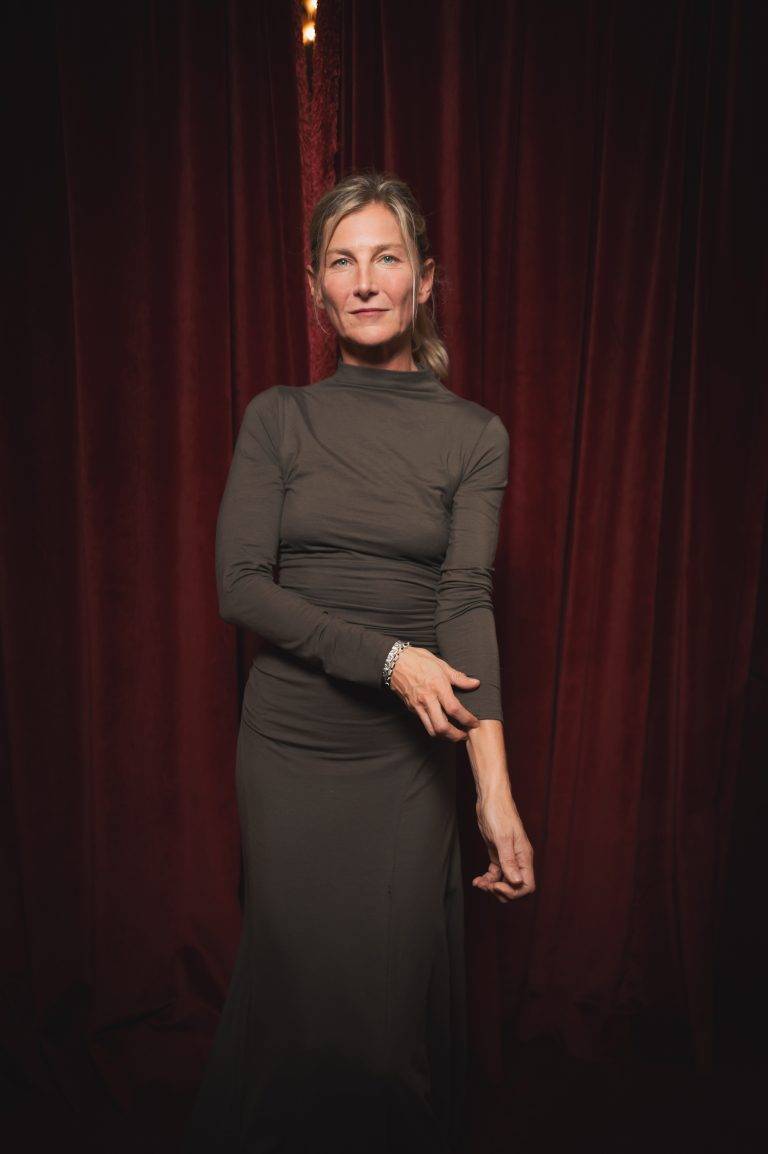  - Reformation et Clare Waight Keller célèbrent leur nouvelle collaboration à L’Hôtel Particulier de Montmartre