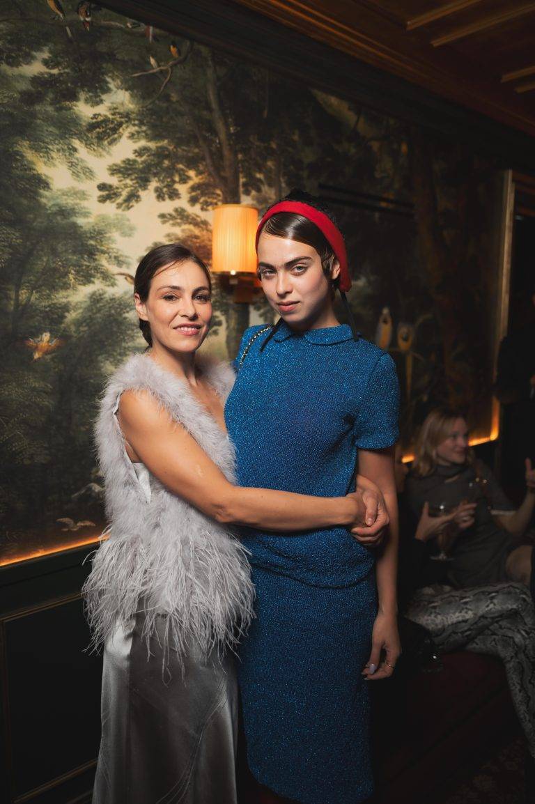  - Reformation et Clare Waight Keller célèbrent leur nouvelle collaboration à L’Hôtel Particulier de Montmartre