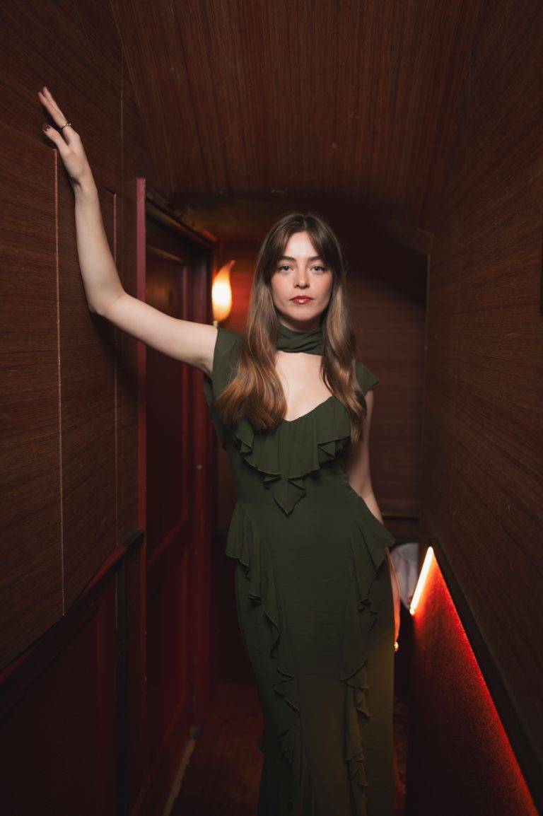  - Reformation et Clare Waight Keller célèbrent leur nouvelle collaboration à L’Hôtel Particulier de Montmartre