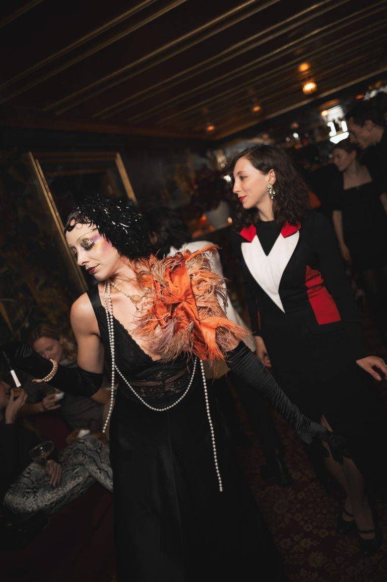 Reformation et Clare Waight Keller célèbrent leur nouvelle collaboration à L’Hôtel Particulier de Montmartre