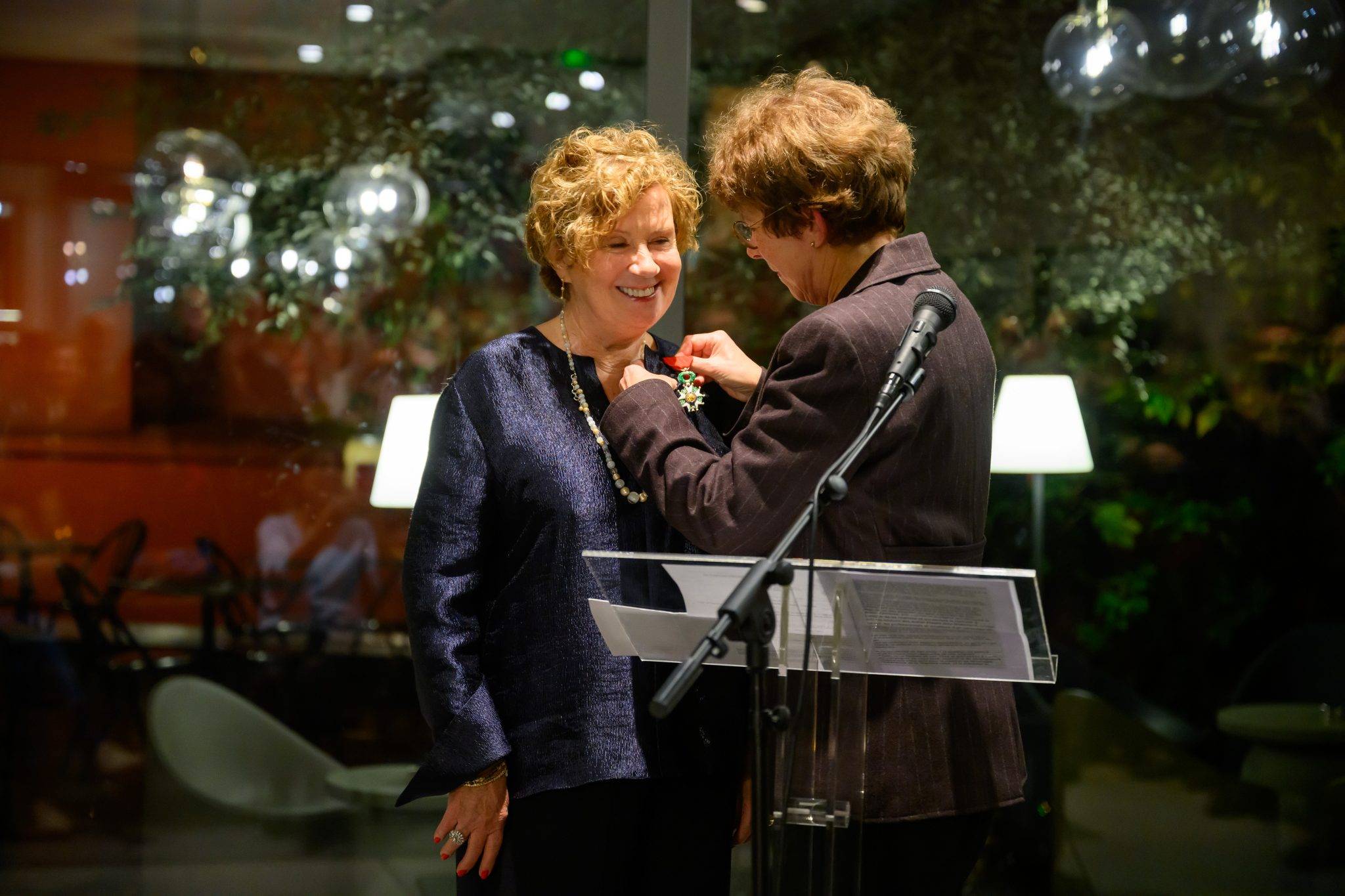  - Béatrice Salmon remet la Légion d’Honneur à Christine Phal, présidente fondatrice de Drawing Now
