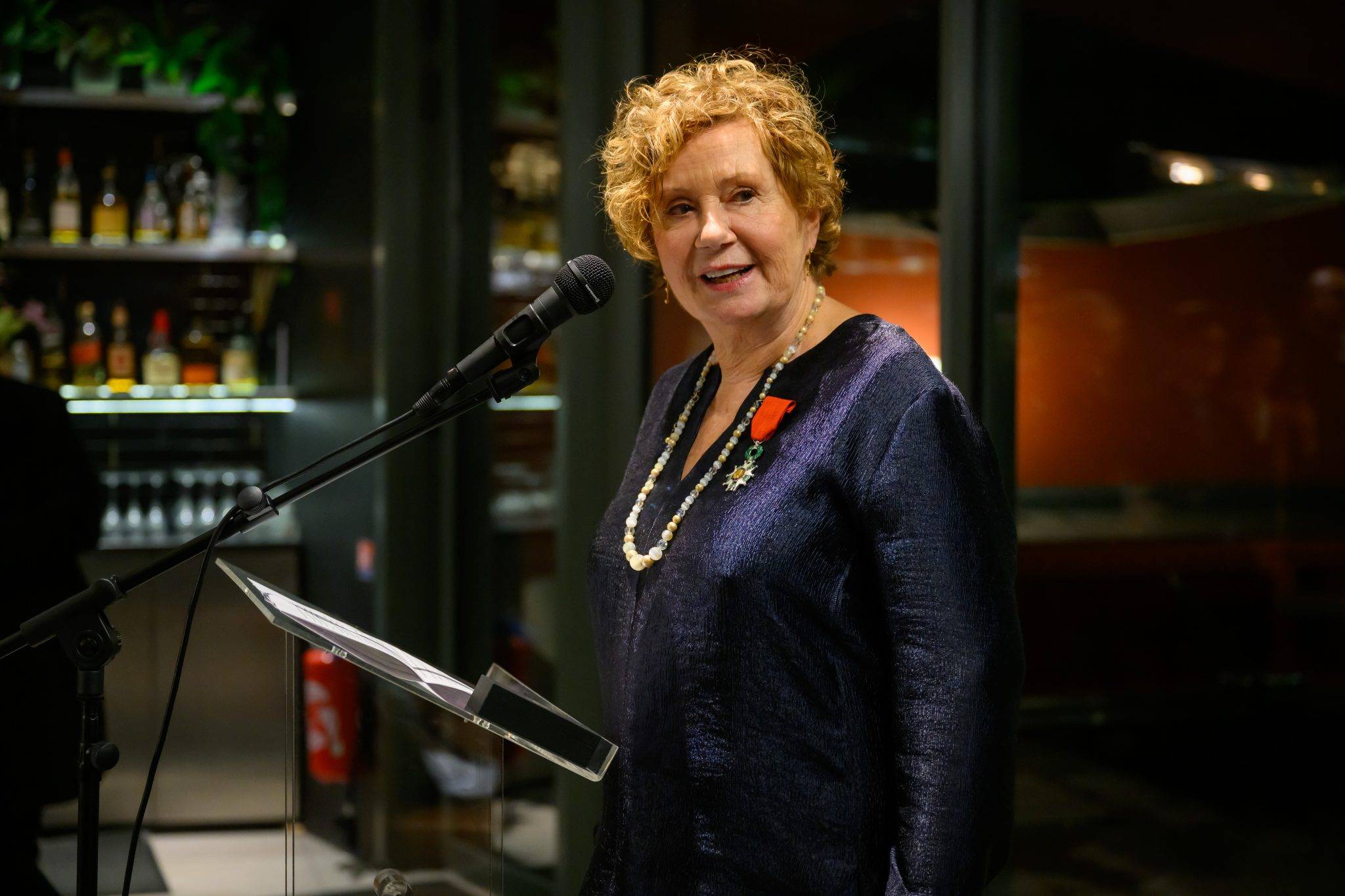  - Béatrice Salmon remet la Légion d’Honneur à Christine Phal, présidente fondatrice de Drawing Now