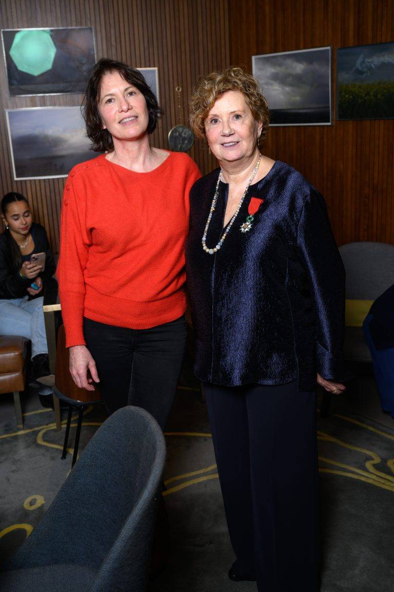  - Béatrice Salmon remet la Légion d’Honneur à Christine Phal, présidente fondatrice de Drawing Now