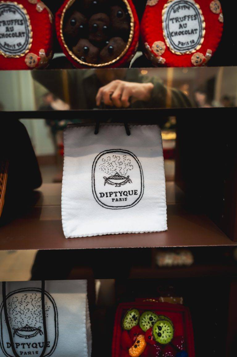 Une soirée pop et colorée au cœur de l’univers Diptyque x Lucy Sparrow