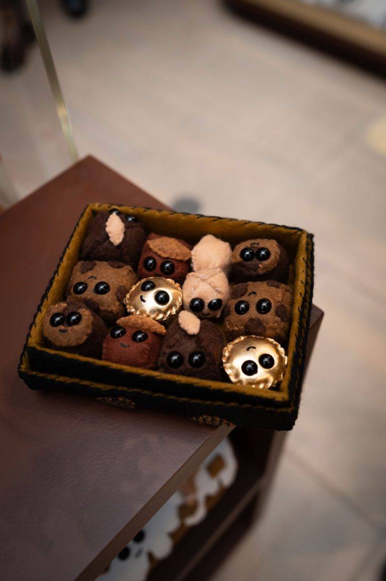 Une soirée pop et colorée au cœur de l’univers Diptyque x Lucy Sparrow