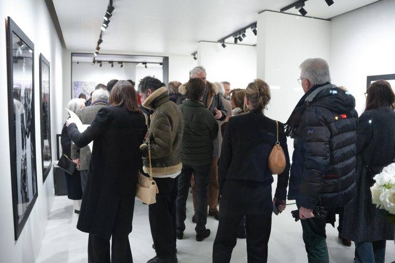 Oana Ivan Gallery célèbre l’audace de Peter Knapp à l’occasion de son inauguration