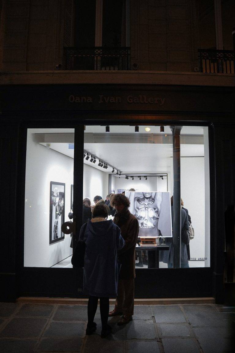 Oana Ivan Gallery célèbre l’audace de Peter Knapp à l’occasion de son inauguration