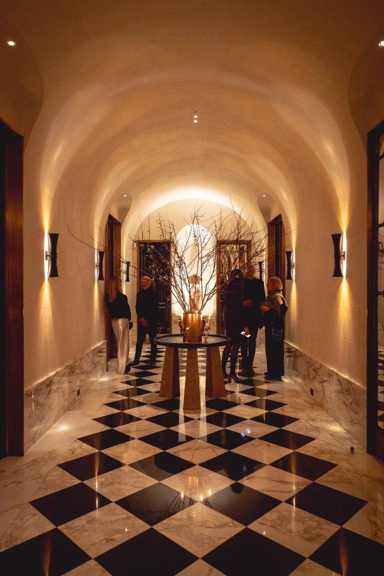 Aline Hazarian ouvre les portes de son appartement parisien le temps d’un cocktail organisé par Jacqueline Terrebonne and Benoist F. Drut