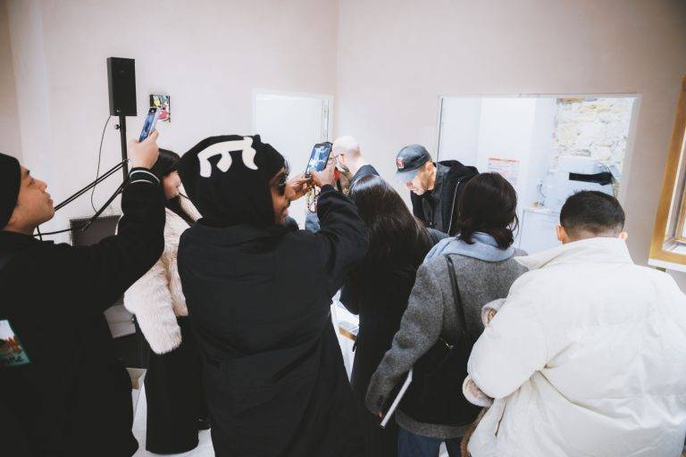 Michael Dupouy célèbre « ALL GONE 2024 » le temps d’une dédicace chez Au Depart