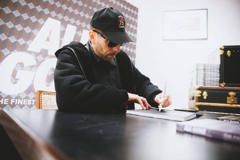  - Michael Dupouy célèbre « ALL GONE 2024 » le temps d’une dédicace chez Au Depart