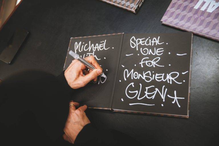 Michael Dupouy célèbre « ALL GONE 2024 » le temps d’une dédicace chez Au Depart