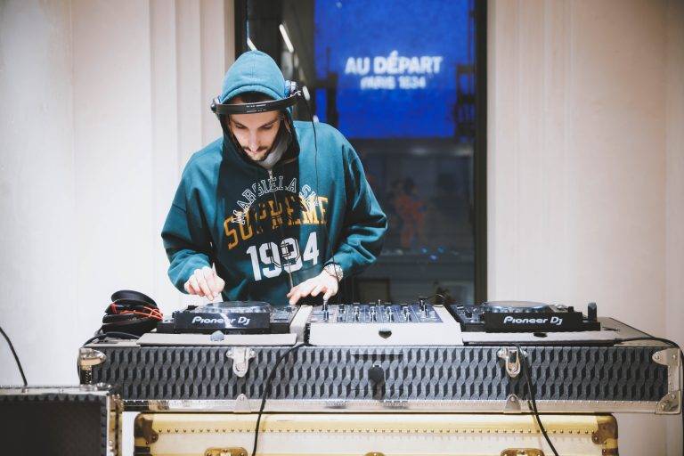  - Michael Dupouy célèbre « ALL GONE 2024 » le temps d’une dédicace chez Au Depart