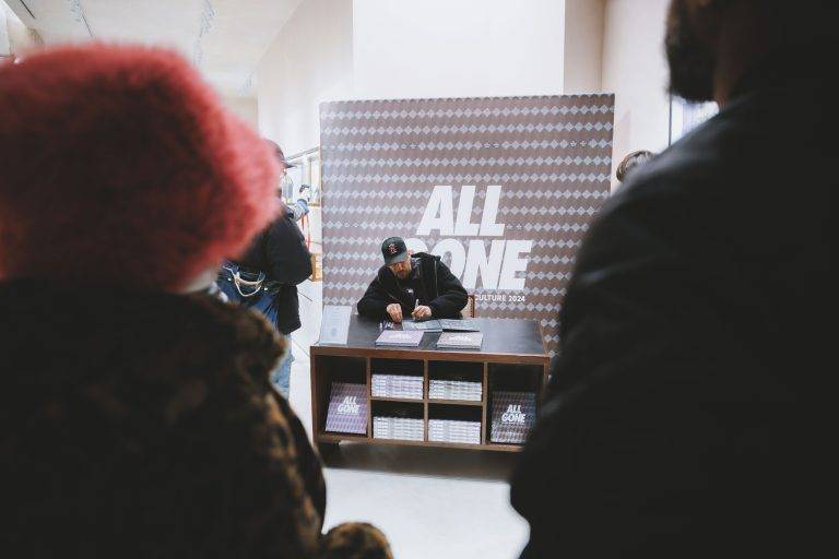  - Michael Dupouy célèbre « ALL GONE 2024 » le temps d’une dédicace chez Au Depart