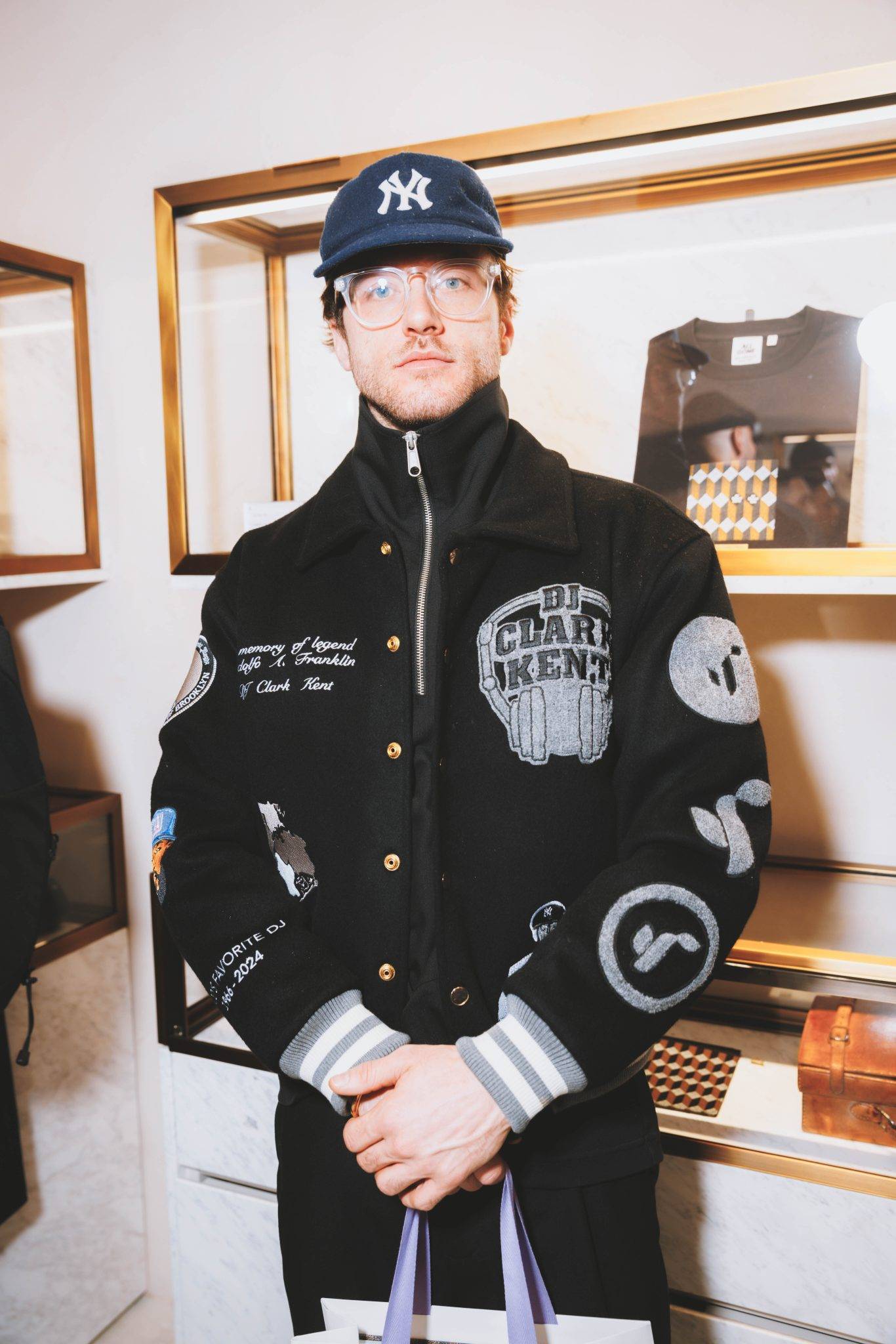  - Michael Dupouy célèbre « ALL GONE 2024 » le temps d’une dédicace chez Au Depart