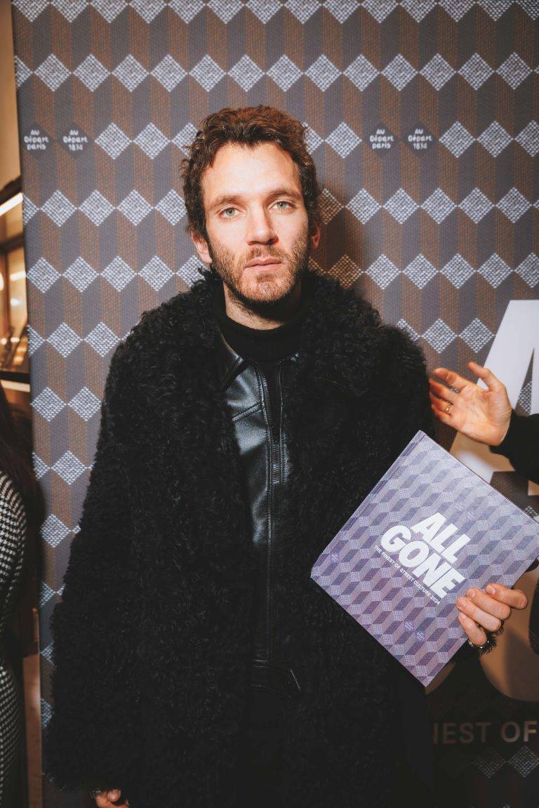  - Michael Dupouy célèbre « ALL GONE 2024 » le temps d’une dédicace chez Au Depart