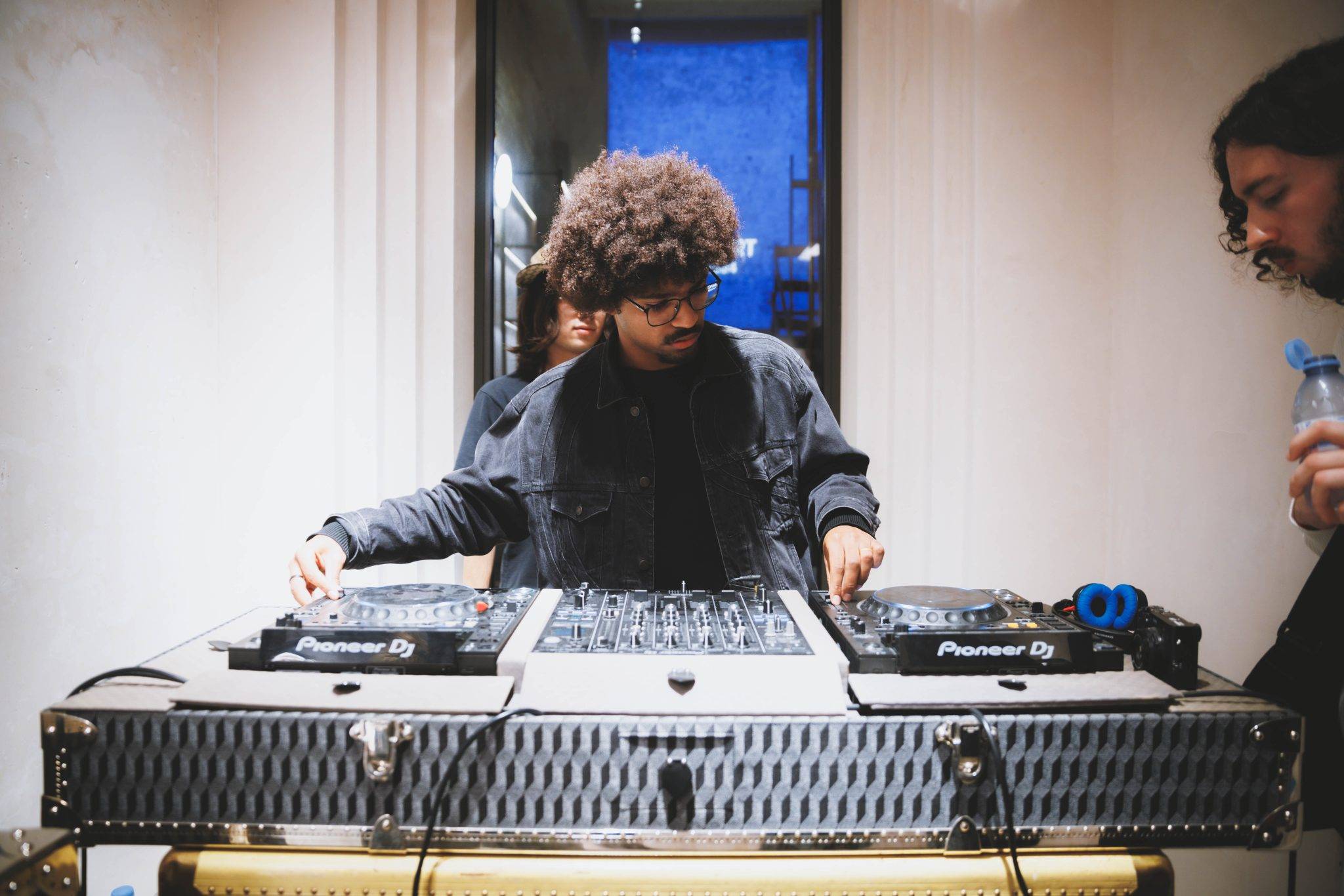  - Michael Dupouy célèbre « ALL GONE 2024 » le temps d’une dédicace chez Au Depart