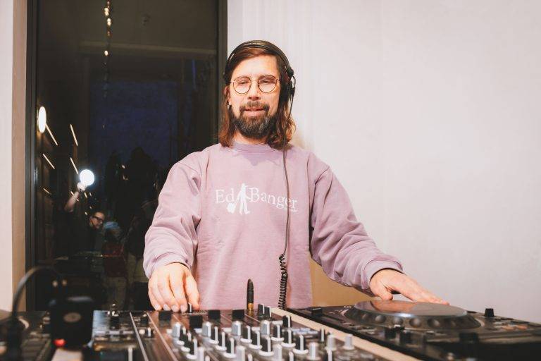  - Michael Dupouy célèbre « ALL GONE 2024 » le temps d’une dédicace chez Au Depart