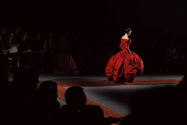 Avec Giambattista Valli, le Maroc et l’Inde électrisent le chic parisien