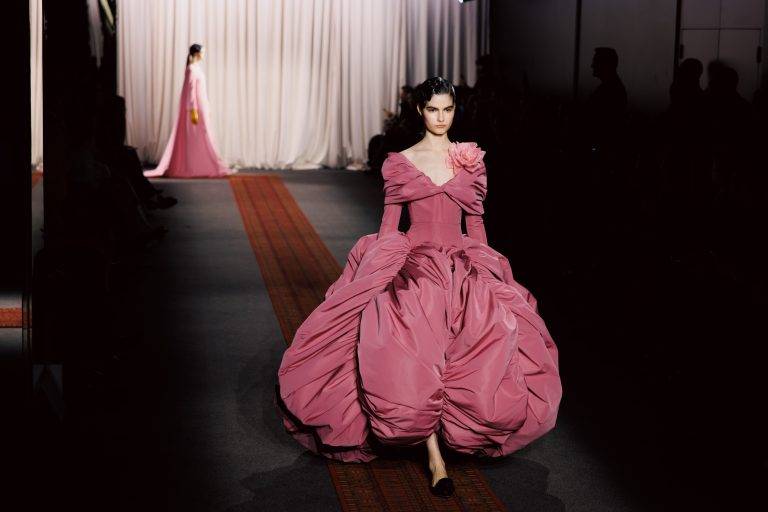 Avec Giambattista Valli, le Maroc et l’Inde électrisent le chic parisien