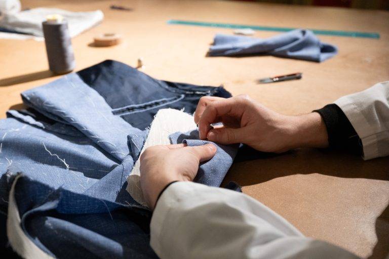 L’exposition « Tailoring School. A Journey Into Education », signée Triennale Milano et Kiton, débarque à Paris