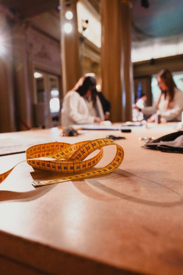L’exposition « Tailoring School. A Journey Into Education », signée Triennale Milano et Kiton, débarque à Paris