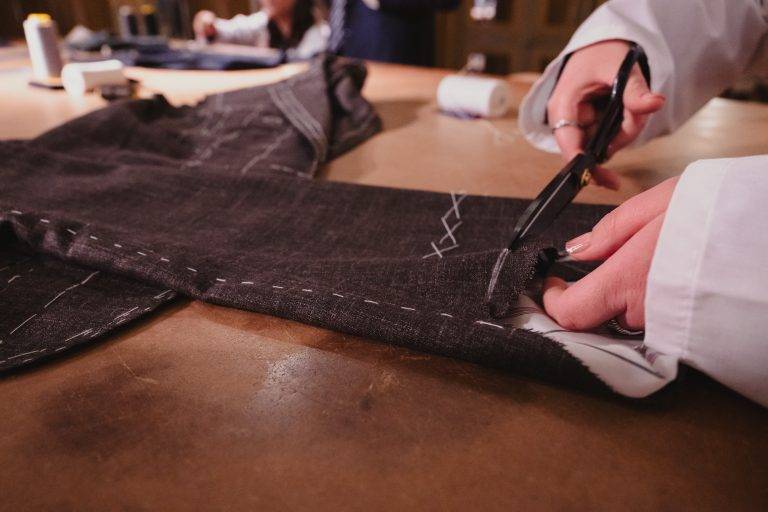 L’exposition « Tailoring School. A Journey Into Education », signée Triennale Milano et Kiton, débarque à Paris