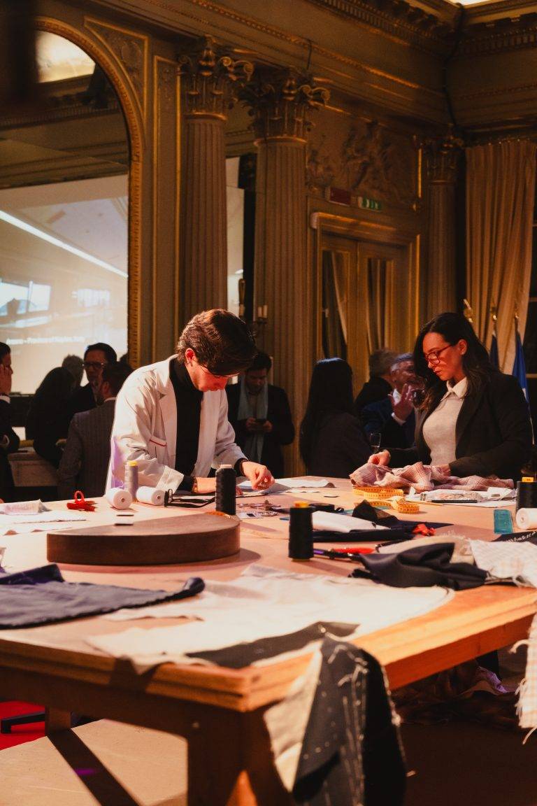 L’exposition « Tailoring School. A Journey Into Education », signée Triennale Milano et Kiton, débarque à Paris