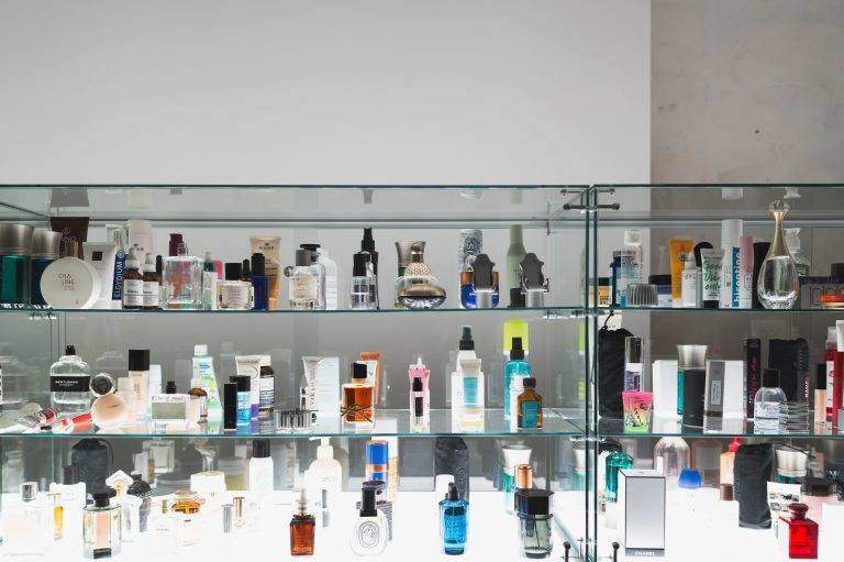 Le « Lèche-Vitrines » artistique d’Harry Nuriev célébré à la galerie Sultana