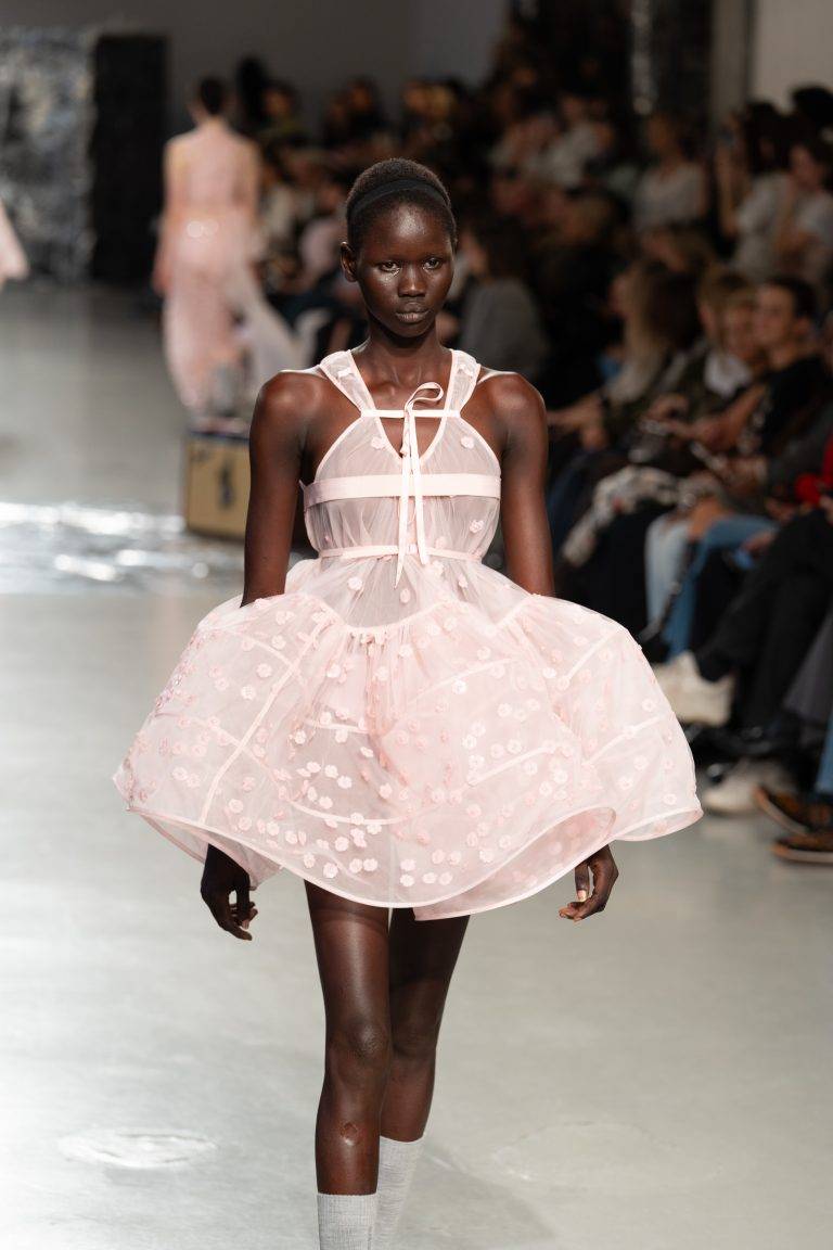 “Untitled Flowers”, un avant-goût du printemps signé Cecilie Bahnsen